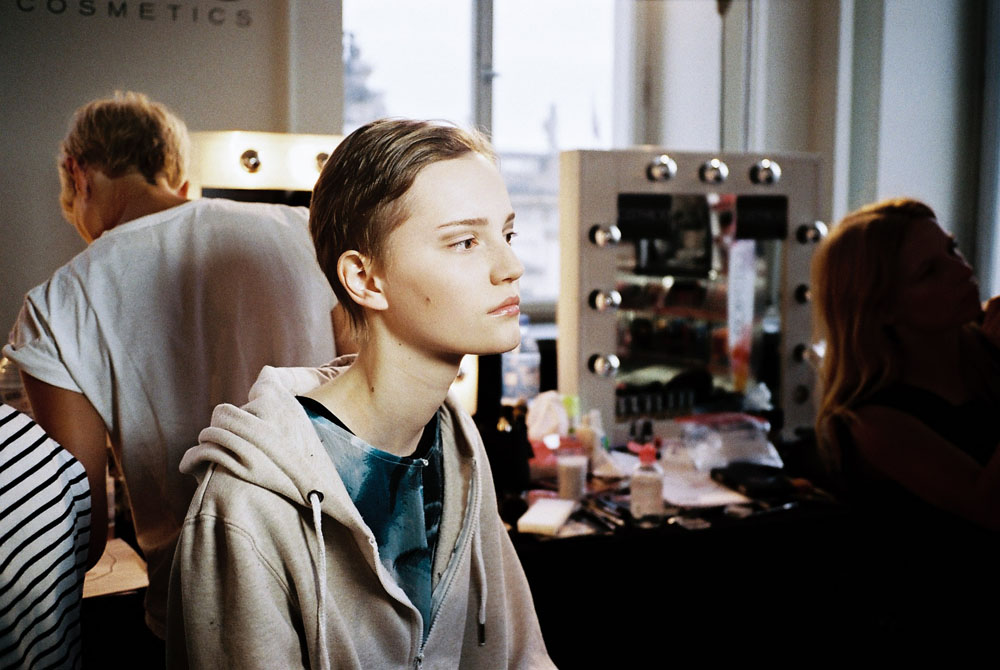 marina_hoermannseder_mbfwb_backstage_ss16_by_anna_boettke-11