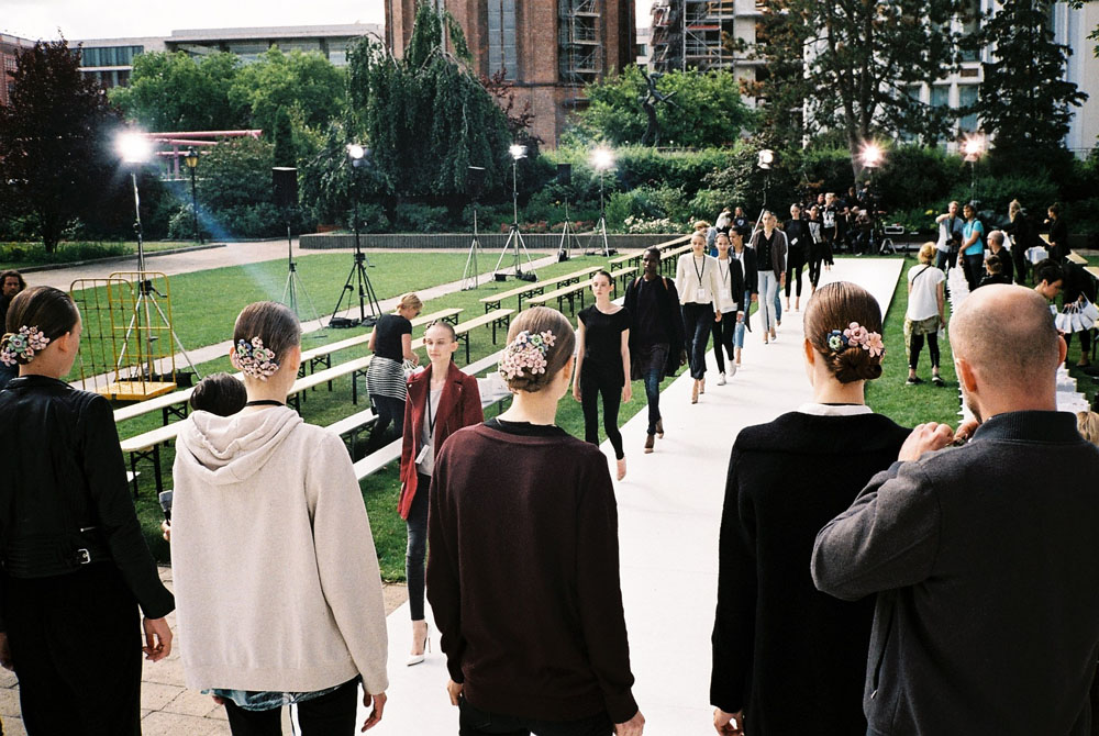 marina_hoermannseder_mbfwb_backstage_ss16_by_anna_boettke-13