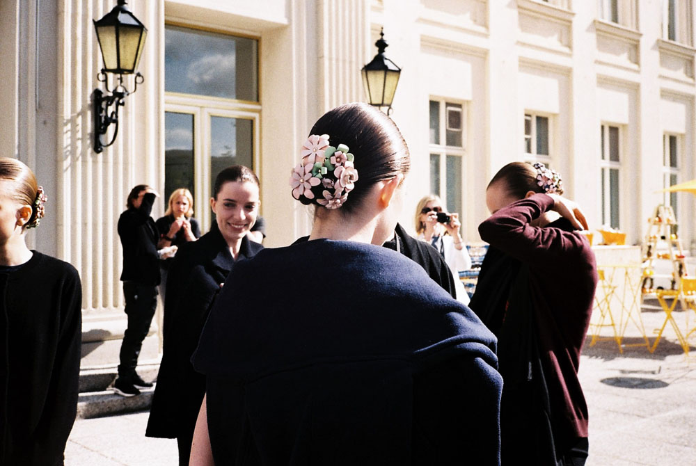 marina_hoermannseder_mbfwb_backstage_ss16_by_anna_boettke-24