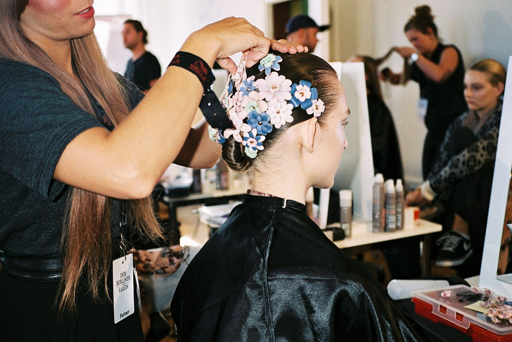marina_hoermannseder_mbfwb_backstage_ss16_by_anna_boettke-29