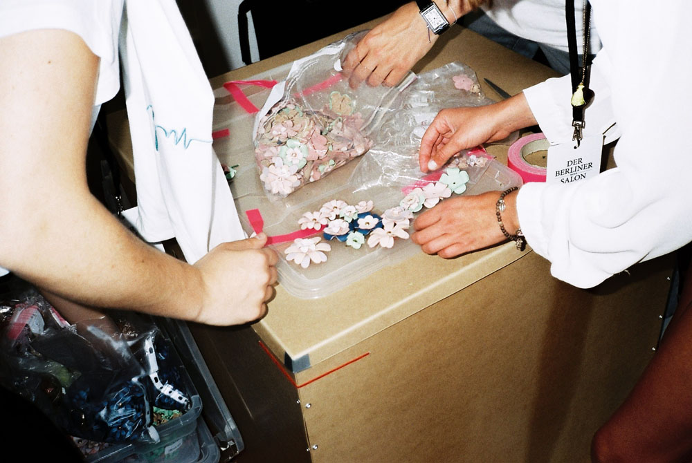 marina_hoermannseder_mbfwb_backstage_ss16_by_anna_boettke-30