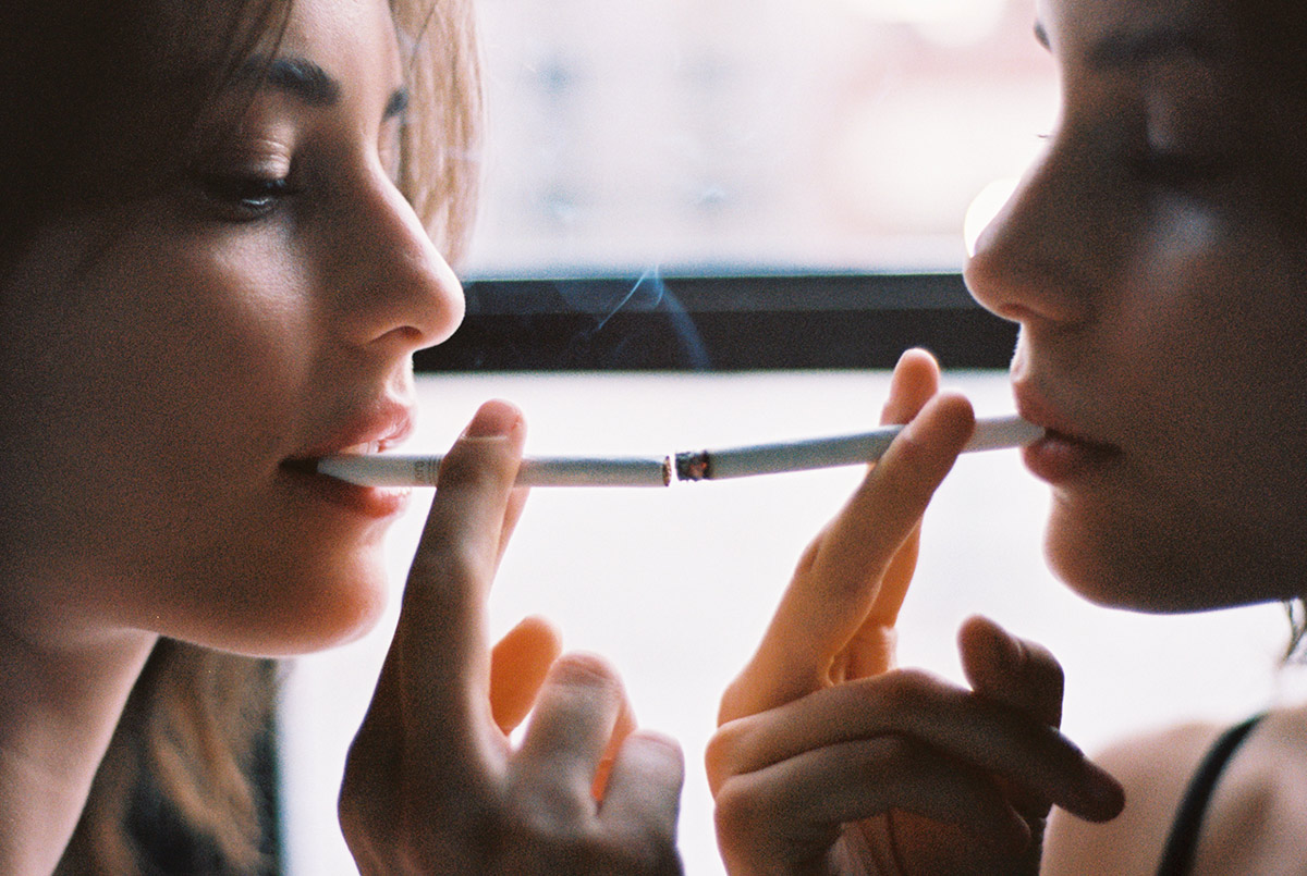 Пьет поет курит. Курящие парочки. Курение Эстетика. Две женщины курят. Несколько девушек курят.