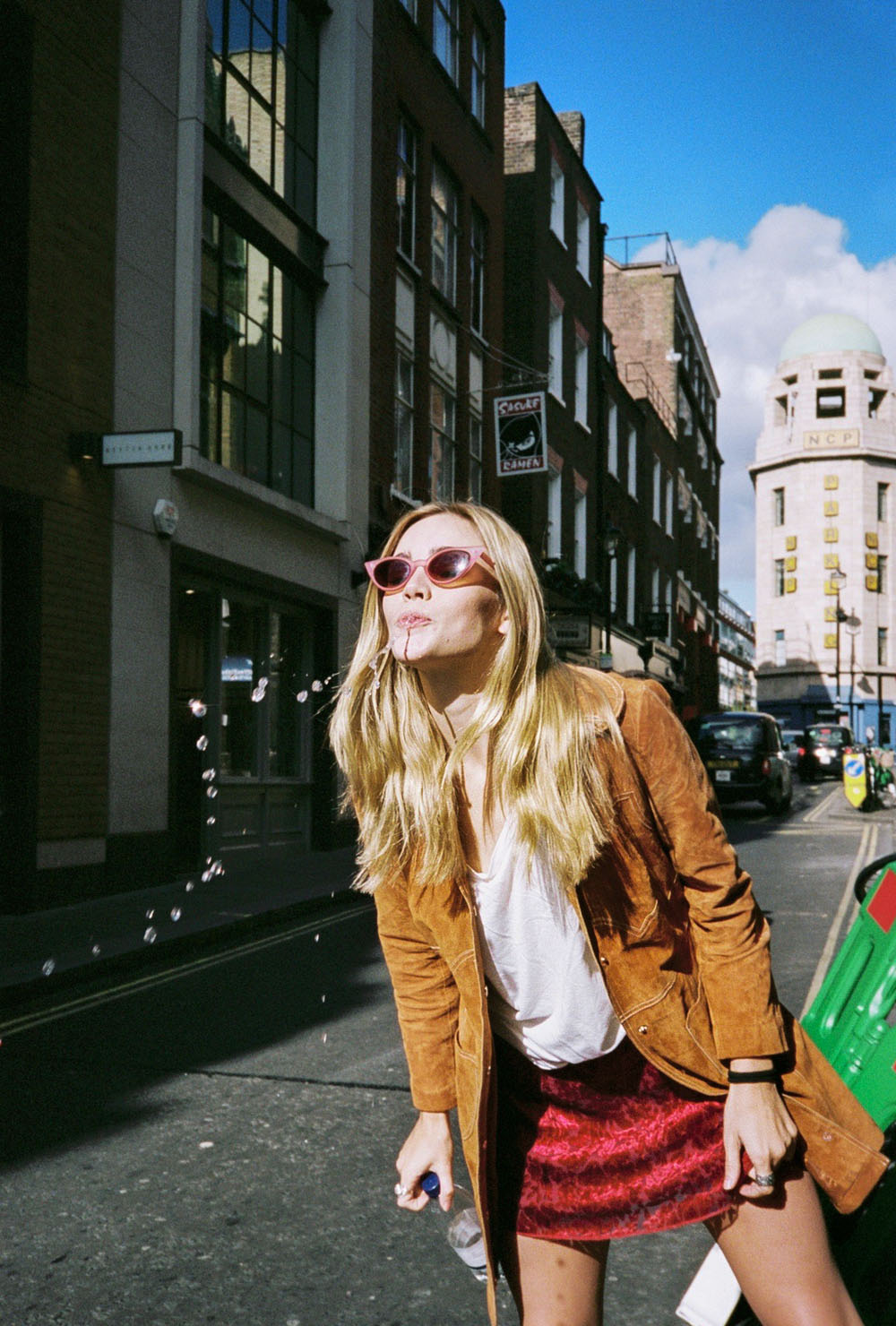 A guerrilla shoot in London with Sophie Young & Rosa Cecilia for ...